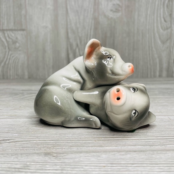 Pigs salt and pepper shaker laying down nesting hugging cuddle pigs ceramic - Picture 2 of 6
